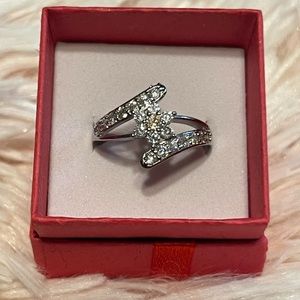 Flowery Bling Silver Ring. Size 8.25